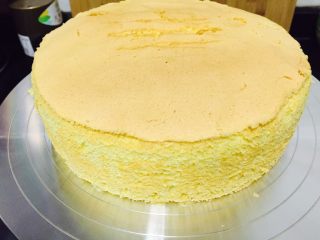 八寸奶油生日蛋糕,脱模的蛋糕分割成均匀的二层