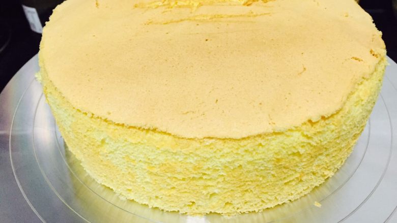 八寸奶油生日蛋糕,脱模的蛋糕分割成均匀的二层