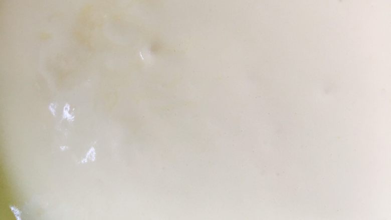 八寸奶油生日蛋糕,翻拌均匀后，把蛋黄糊全部倒入盛蛋白的盆中，用同样手法翻拌均匀充分混合