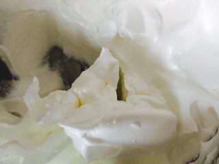 八寸奶油生日蛋糕,继续搅打至蛋白拉出一个短小直立的尖角就是干性发泡的状态就可以了