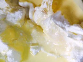 八寸奶油生日蛋糕,把打发好的蛋白盛1/3到蛋黄糊中用橡皮刮刀从底部往上翻拌，不要划圈搅拌以免蛋白消泡
