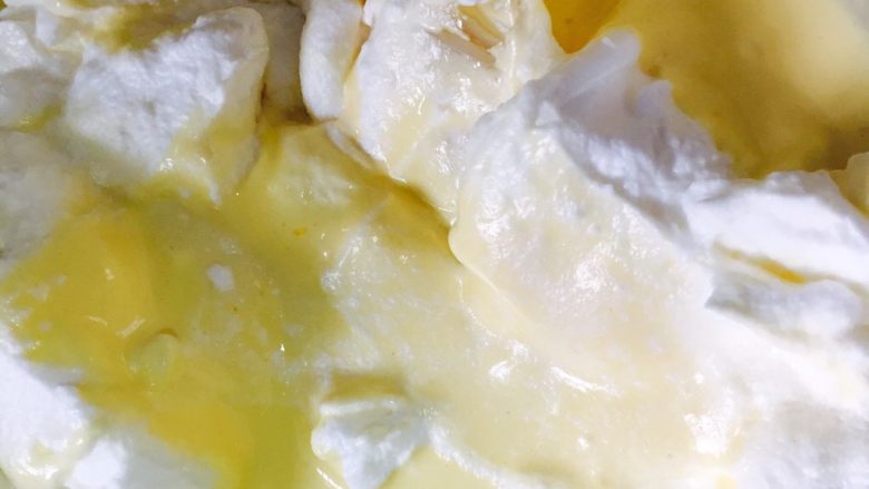 八寸奶油生日蛋糕,把打发好的蛋白盛1/3到蛋黄糊中用橡皮刮刀从底部往上翻拌，不要划圈搅拌以免蛋白消泡