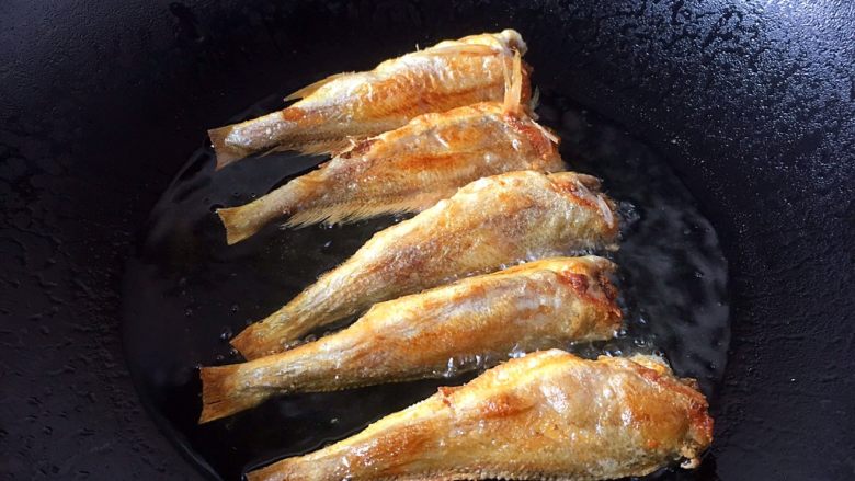 避风塘炒小黄鱼,第二次复炸。锅里的油要宽一些当油温7～8成热时，把鱼放入，炸至金黄色，盛出备用。