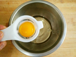 蒸蛋糕,将鸡蛋的蛋清和蛋黄分离。