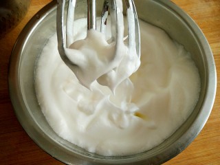 蒸蛋糕,打至提起打蛋器是出现这种白色小勾勾为宜。