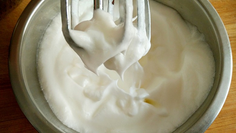 蒸蛋糕,打至提起打蛋器是出现这种白色小勾勾为宜。
