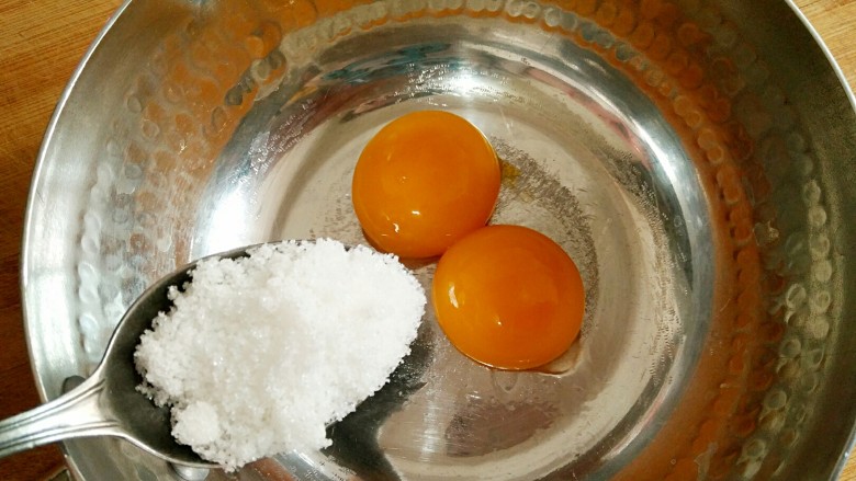 蒸蛋糕,在蛋黄中加入10g白糖，用打蛋器搅打均匀。