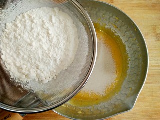 蒸蛋糕,然后在蛋液中筛入60g低粉。