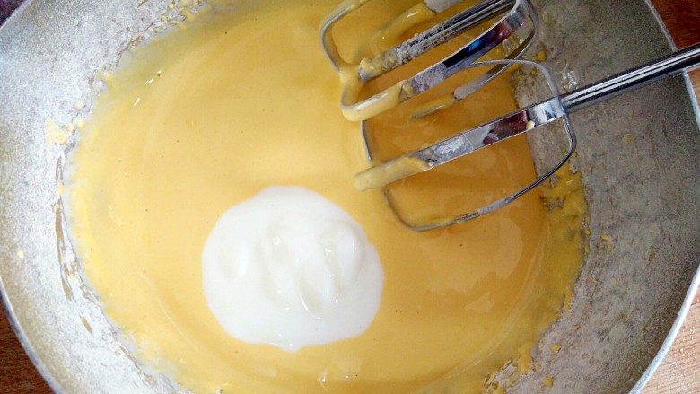 蒸蛋糕,搅打均匀后，在粉糊中加入20克酸奶。