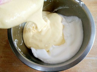 蒸蛋糕,将上面步骤中搅拌均匀的粉糊再倒入剩下的三分之二的打发蛋白中。