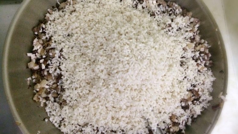 油豆腐酿糯米,加入糯米翻炒均匀。