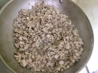 油豆腐酿糯米,炒锅烧热倒入猪肉翻炒5分钟左右，炼出猪油。