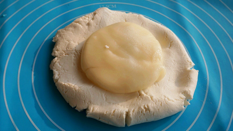 雨花石汤圆,将煮熟的面团和剩下的生面用手揉均匀
叨叨叨：煮熟的面团可以让汤圆韧性更好，延展性更强
