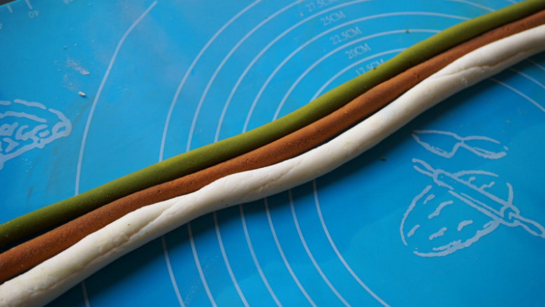 雨花石汤圆,将三种颜色的面团分别搓成长条状，尽量长一些