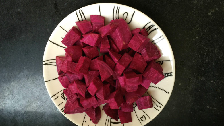 紫薯水晶球,
紫薯去皮切小块，放锅里蒸熟（时间约15分钟，用筷子一扎能轻松扎透就说明好了）