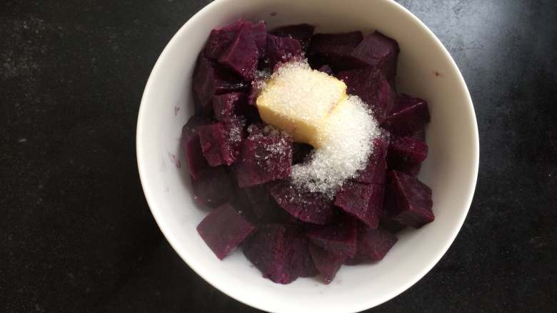 紫薯水晶球,蒸好的紫薯趁热加入黄油和少量白糖