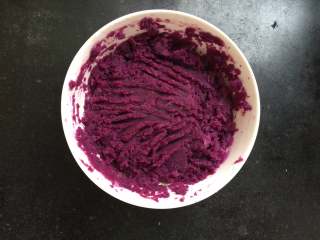 紫薯水晶球,用叉子压成泥，最好是能成团不开裂的程度，如果太干可以选择添加少量牛奶。