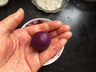 紫薯水晶球,手上蘸点水，取一勺紫薯搓成球，
PS：蘸水是为了好搓球，也容易使西米附着在上边