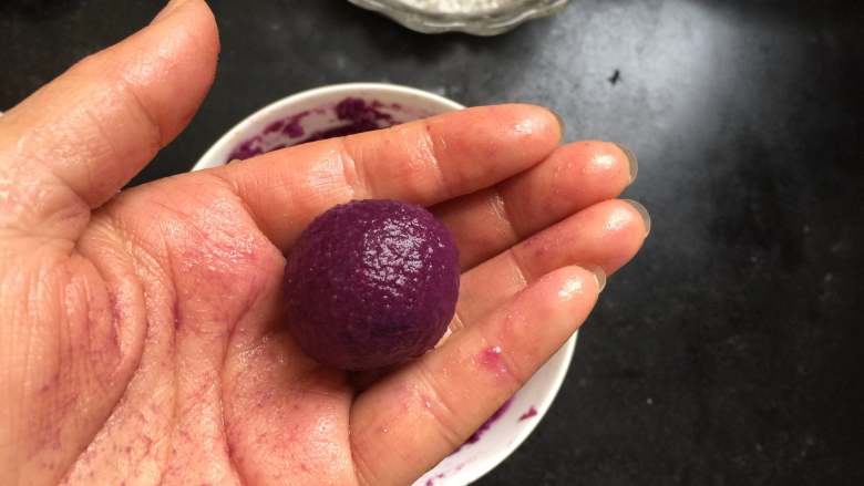 紫薯水晶球,手上蘸点水，取一勺紫薯搓成球，
PS：蘸水是为了好搓球，也容易使西米附着在上边