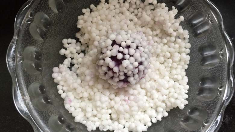 紫薯水晶球,放在西米里滚一圈，让其均匀的裹上一层西米
