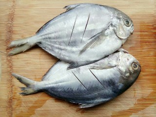 年年有鱼:香煎柠檬鱼,翻过鱼另一面划两刀，再将另一条鱼也划好