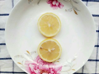 年年有鱼:香煎柠檬鱼,取两片柠檬放在盘底