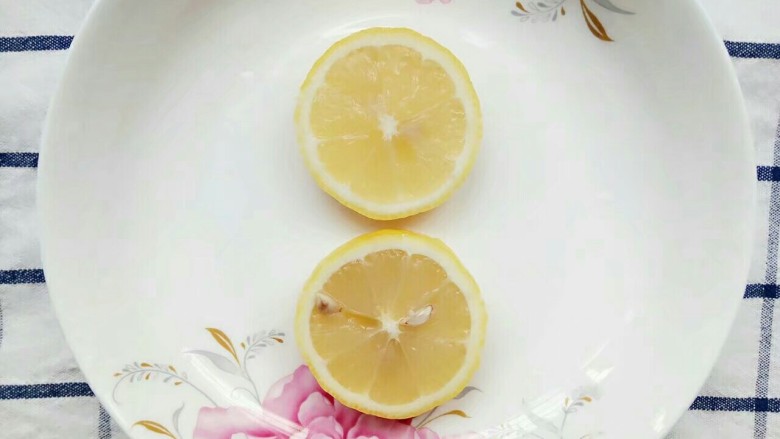 年年有鱼:香煎柠檬鱼,取两片柠檬放在盘底