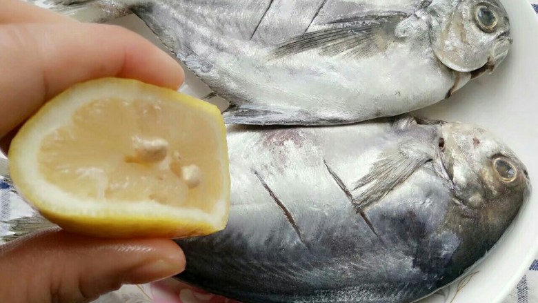 年年有鱼:香煎柠檬鱼,再另取一片柠檬挤压出柠檬汁在鱼身上