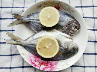 年年有鱼:香煎柠檬鱼,翻过盘底的柠檬腌制一会