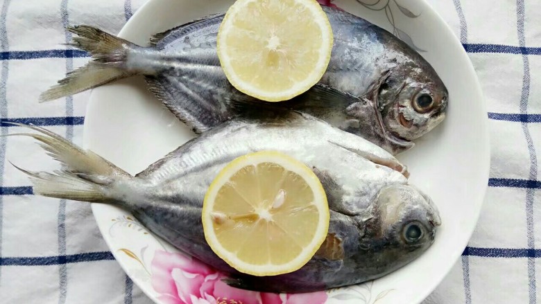 年年有鱼:香煎柠檬鱼,翻过盘底的柠檬腌制一会