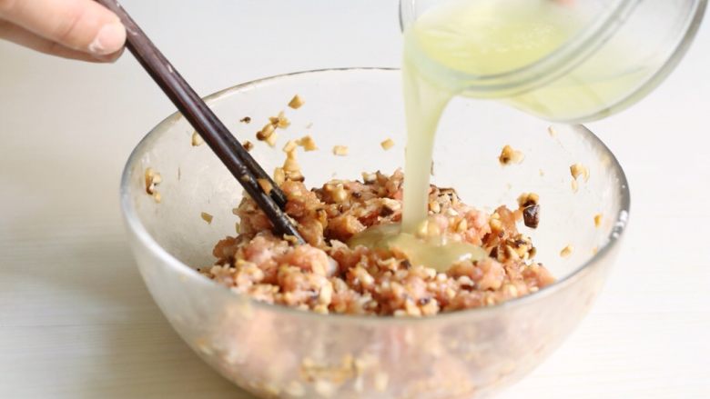 咸味汤圆,将葱姜水分次加入肉糜中，用筷子沿同一方向搅打，每次葱姜水充分吸收后再加。