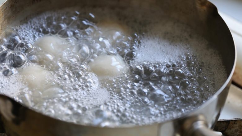 咸味汤圆,准备一锅水，撒些许盐，水开后将汤圆放入。