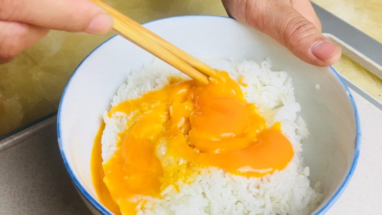 黄金炒饭,搅拌米饭与蛋黄