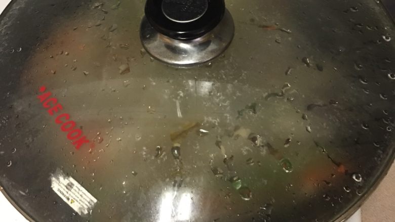 麻辣竹蛏,放好调料以后盖上锅盖小火焖3分钟，打开锅盖以后会看到很多水，之后开大火收汁，汁不用收太干