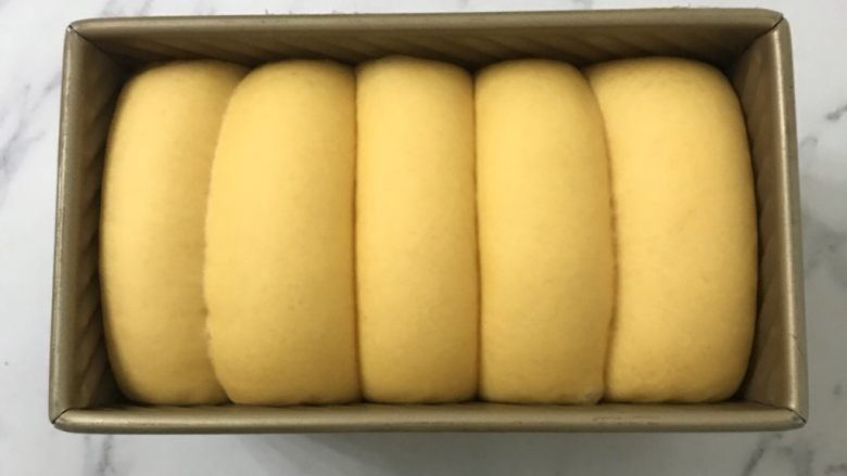 南瓜手撕吐司（中种法）,送进发酵箱温度在34度湿度保持在80％左右，发酵8一9 分满