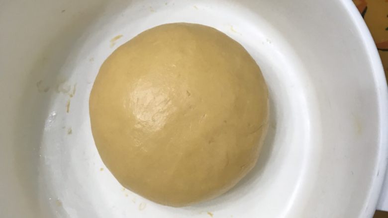 南瓜手撕吐司（中种法）,拿出来揉圆放在保鲜碗里盖上盖子放进发酵箱28度松弛30分钟