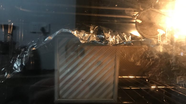 南瓜手撕吐司（中种法）,送进提前预热好的烤箱中下层上下火170度42分钟，上色后立即加盖锡纸