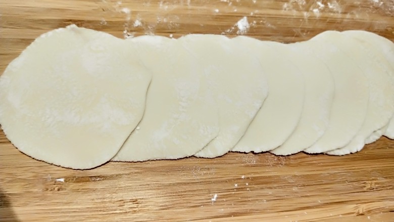 牛肉白萝卜香菜\速冻马蹄水饺,压成面皮开始包饺子。