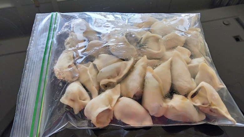牛肉白萝卜香菜\速冻马蹄水饺,包好的饺子装入密封袋冷冻起来吃的时候在煮。
