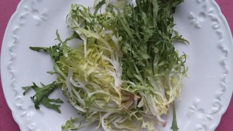 花环沙拉🌸,苦菊一把。因为苦菊的可塑性比其它青菜强很多。