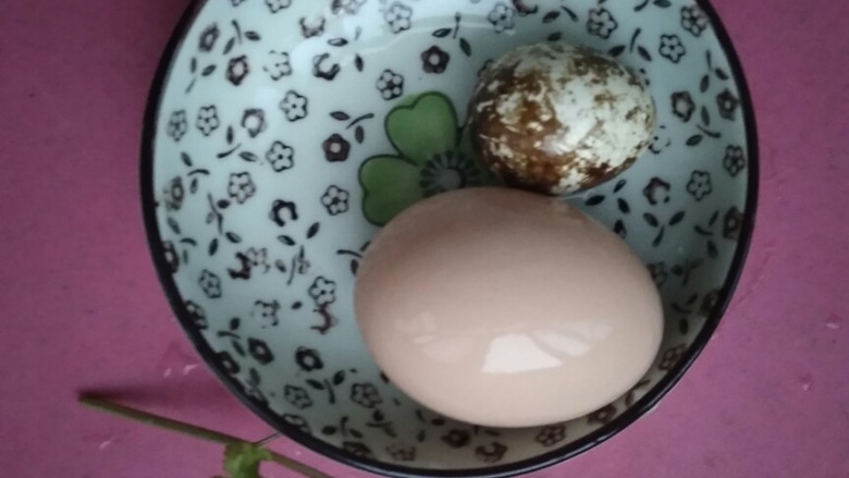 花环沙拉🌸,拿一个鸡蛋，我选择了一个体型较小的鸡蛋，用鹌鹑蛋做一下对比，哈哈。