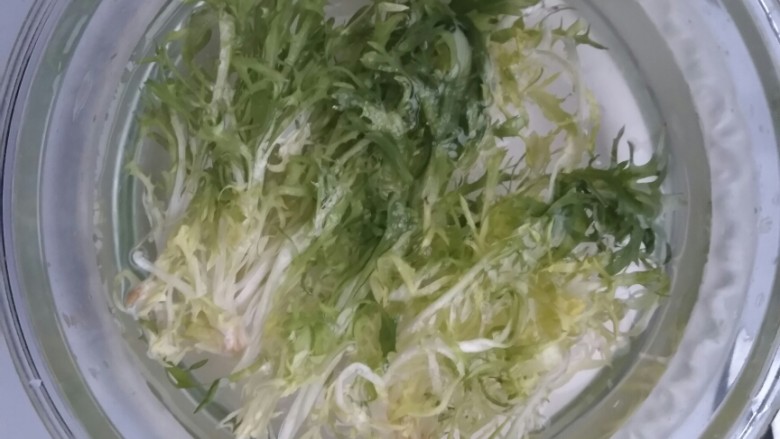 花环沙拉🌸,清洗苦菊，首先放在水龙头下冲洗，然后用淡盐水浸泡。