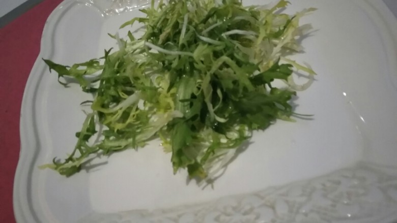 花环沙拉🌸,将洗干净的苦菊取出来控水，并撕成小段。