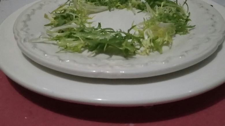 花环沙拉🌸,将苦菊摆成一个花环的形状。