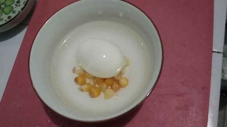 花环沙拉🌸,将煮熟的鸡蛋和玉米粒取出来，鸡蛋去皮。