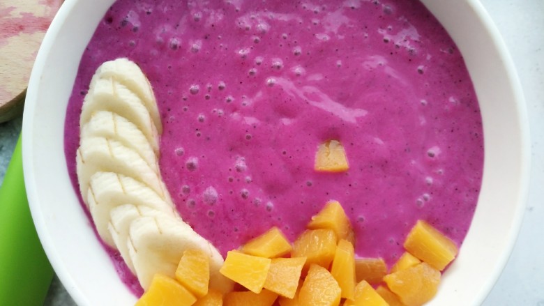 风靡欧洲的~紫色思慕雪碗,紧挨香蕉平铺在中。