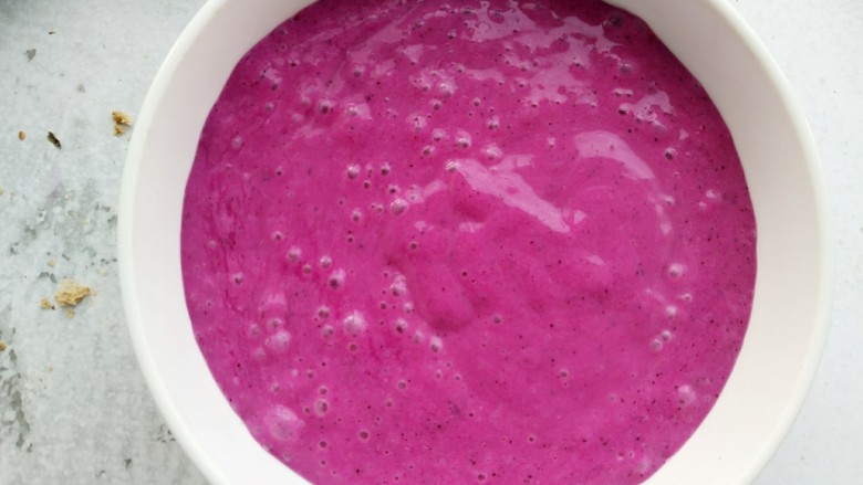 风靡欧洲的~紫色思慕雪碗,打好的冰沙倒入碗中。