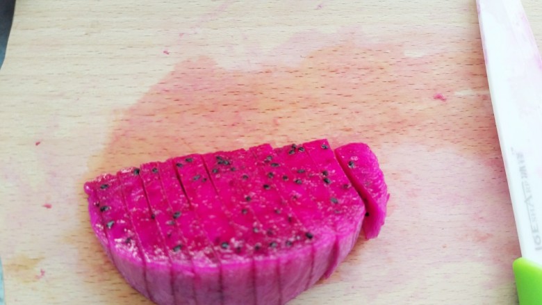 风靡欧洲的~紫色思慕雪碗,火龙果切片。