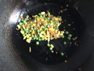 帽子饭团,锅中倒入少许油，放入胡萝卜、碗豆、玉米翻炒，胡萝卜断生后加入少许盐调味