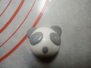 熊猫汤圆～幸福团团圆圆,耳朵，眼睛的背面都沾点水贴在上面，取两粒白芝麻用牙签按在眼睛上